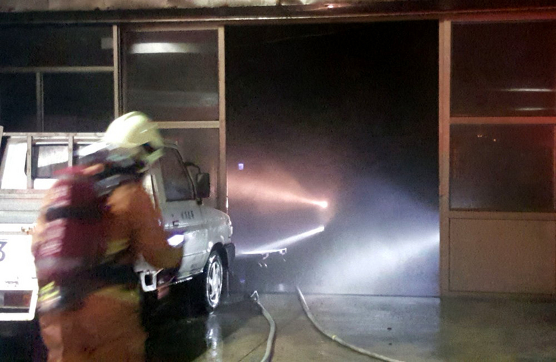 澎湖馬公第三漁港漁市場一處冷藏庫，25日清晨發生悶燒，所幸警消及時控制火勢，無人傷亡。   圖：中央社