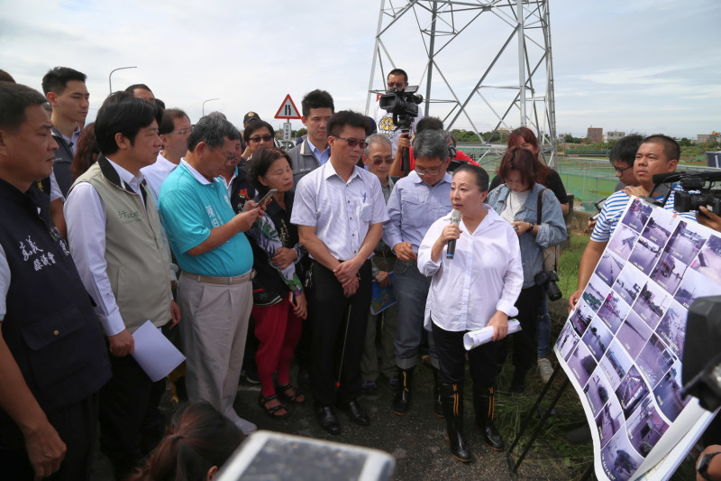 行政院長賴清德南下嘉義勘災，並與嘉義縣長張花冠一同至新港鄉埤子頭滯洪池預定地及朴子市農損現地視察。   圖：嘉義縣政府/提供