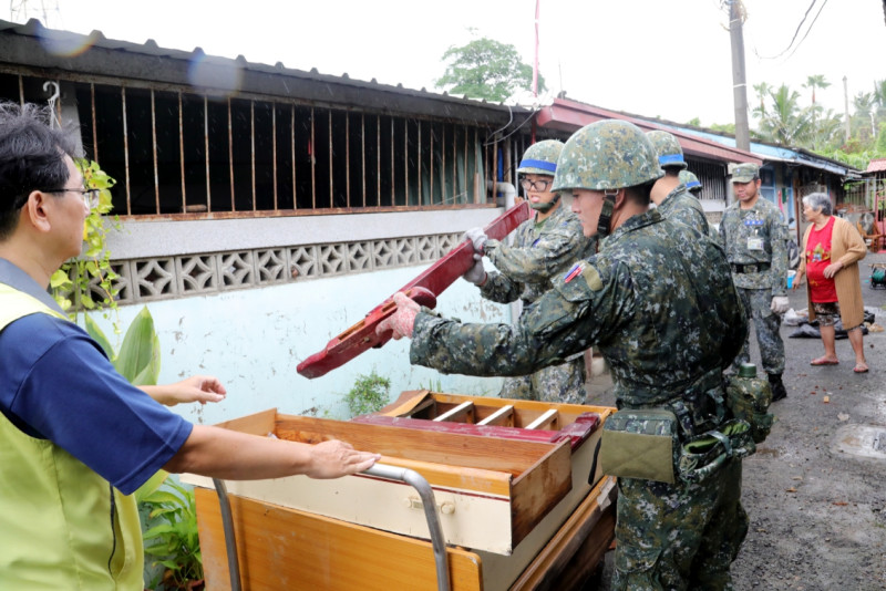 國軍弟兄協助台南地區災後整治工作。   圖：台南市政府提供