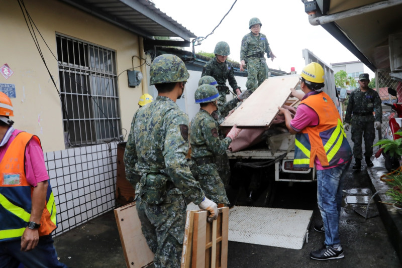 國軍偕同環保局的清潔人員一同為受災戶清潔重建。   圖：台南市政府提供