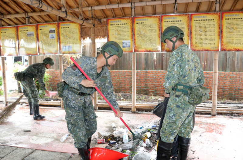 國軍打掃被淹水弄髒弄亂的環境。   圖：台南市政府提供