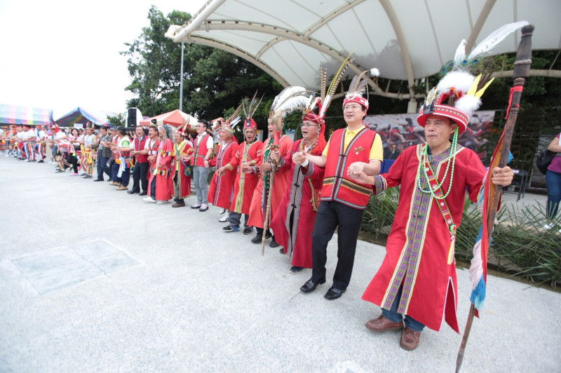 基隆市長林右昌（右二）一同參與原住民聯合豐年祭盛會。   圖：基隆市政府提供