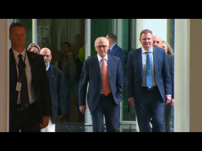 澳洲前總理麥肯.騰博爾（Malcolm  Turnbull，右2）在遭遇執政黨自由黨二度「逼宮」後宣佈辭職，財政部長托妮·莫里森（Toni Morrison）在隨後的黨內改選中獲勝，成為第30任澳洲總理。   圖：翻攝自Youtube