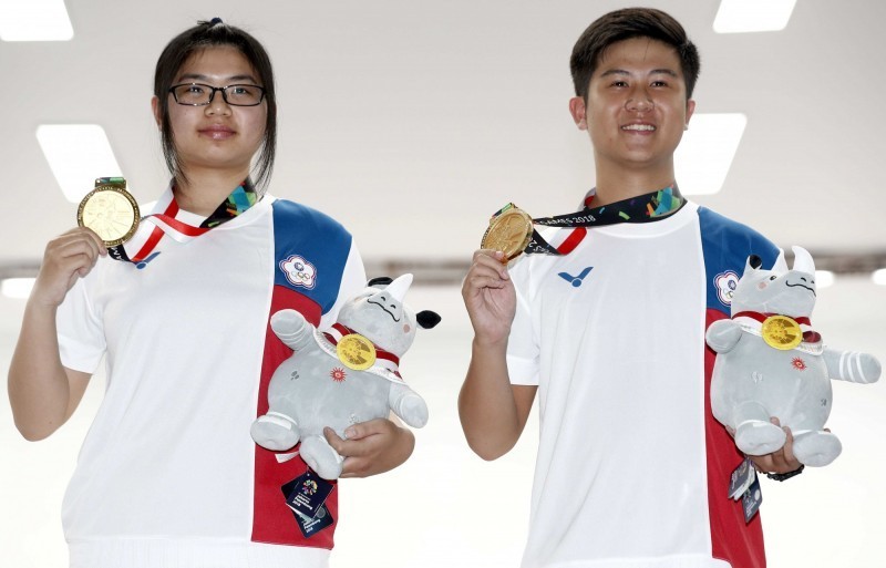 台灣好手呂紹全（右）、林穎欣（左）在混雙項目，以494.1分破亞運大會紀錄，替台灣進帳首面金牌。   圖：達志影像路透社/資料照片