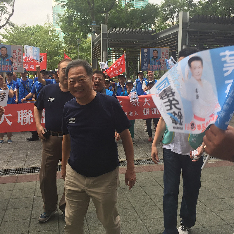 今(27)天是開放候選人登記首日,台大政治系最狂教授李錫錕上午來到台北市選委會,以無黨籍身分搶頭香登記參選台北市長。 圖:趙婉淳/攝