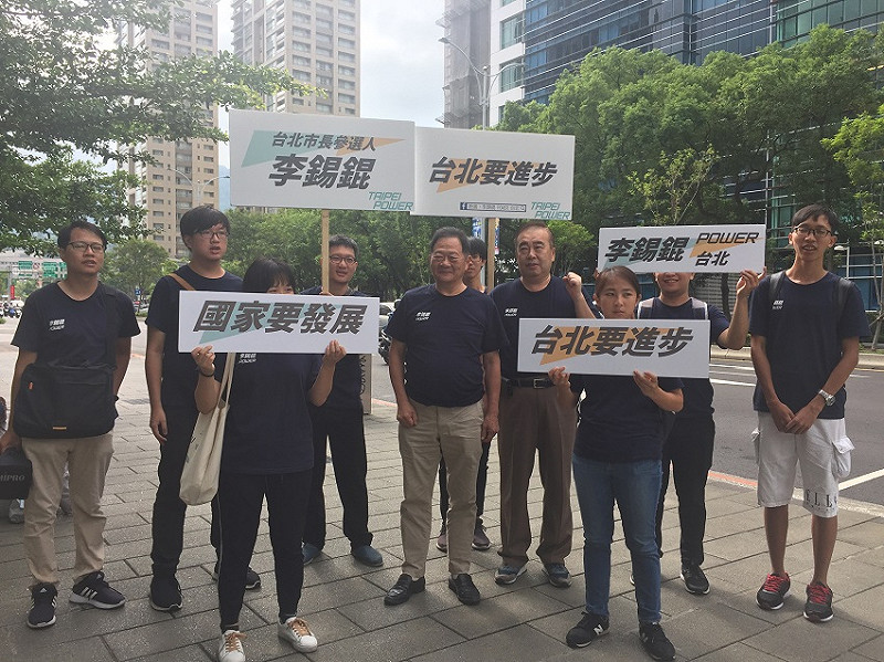 今(27)天是開放候選人登記首日,台大政治系最狂教授李錫錕上午來到台北市選委會,以無黨籍身分搶頭香登記參選台北市長。 圖:趙婉淳/攝