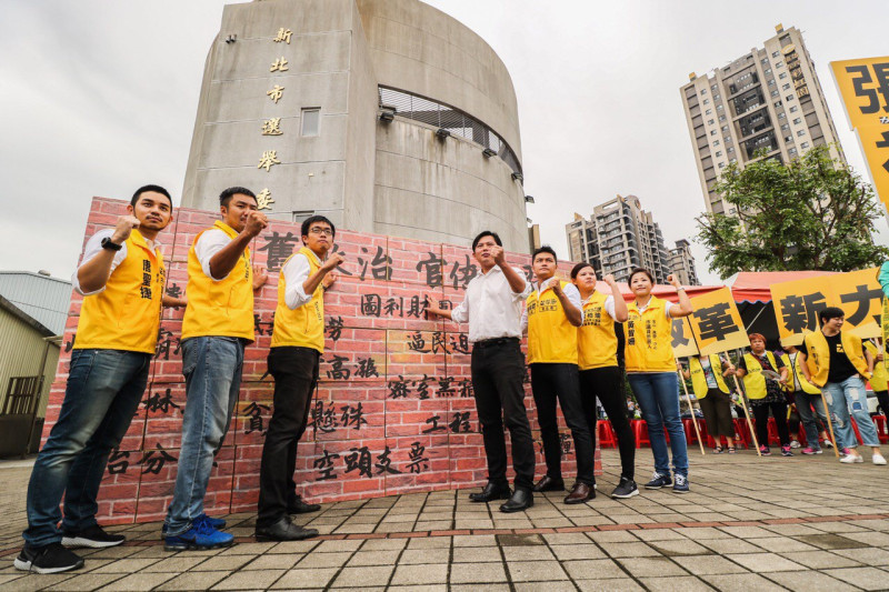六位議員參選人與黃國昌一起推倒象徵舊政治的高牆。   圖:時力提供
