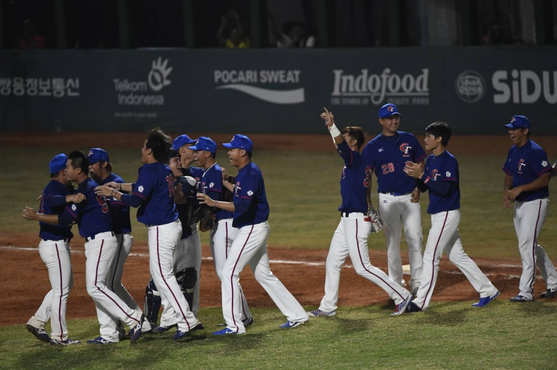 中華台北棒球隊昨晚在面對眾多大聯盟資歷的全明星韓國隊，以二比一險勝。   圖：擷自蔡英文臉書（中華奧會提供）