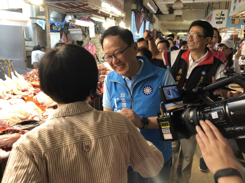 國民黨台北市長參選人丁守中今上午登記參選。   圖：丁守中辦公室提供