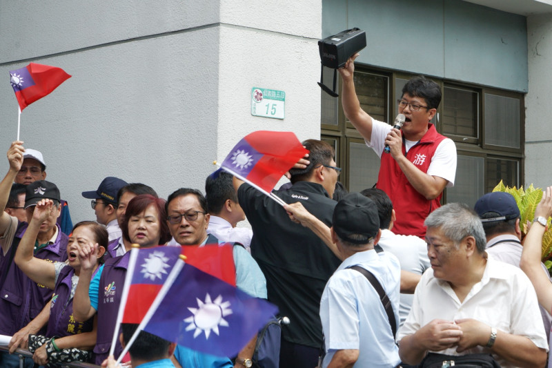 社民黨市議員參選人游藝向國民黨台北市長參選人丁守中嗆聲他支持大巨蛋興建。   圖：張良一/攝