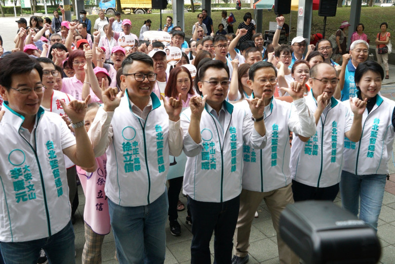 台北監督連線市議員參選人一早就在支持者的陪同下登記參選。   圖：張良一/攝