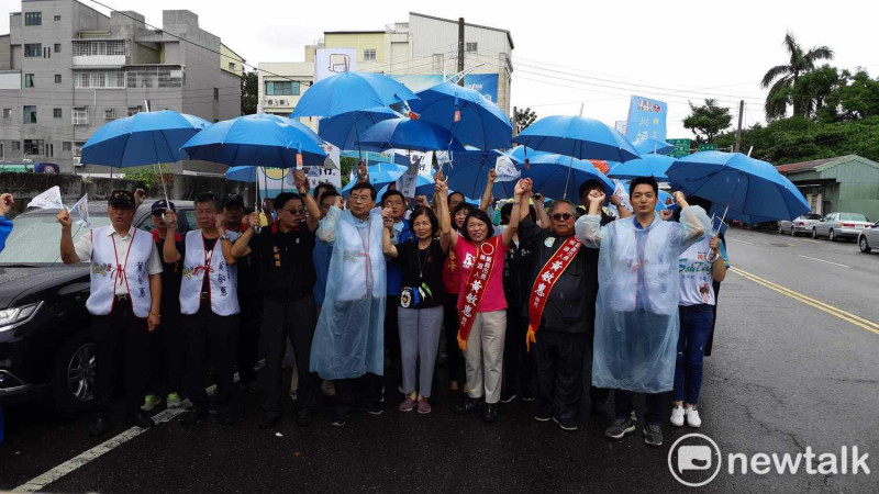 國民黨嘉義市長參選人黃敏惠與大批支持者，今天雨中到選委會登記參選。   圖：蔡坤龍/攝