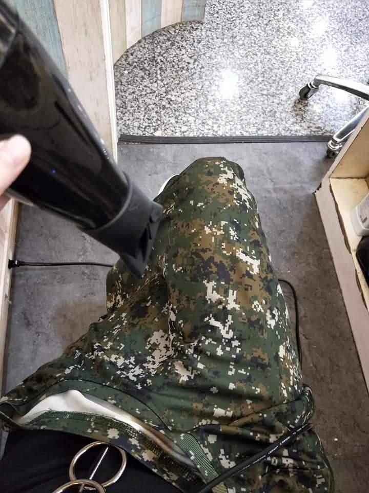 有網友於今(27)日一早在爆料公社發文，她提到自己的軍人老公剛留守回來，衣服還沒曬乾，就又被叫去救災，很心疼。   圖：翻攝自爆料公社