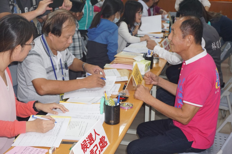 無黨籍台南市長參選人林義豐獨自前往台南市選委會完成參選登記，並要求競選總部人員持續投入救災。   圖：黃博郎攝