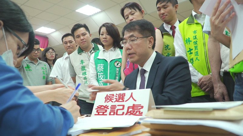 黃偉哲到台南市選委會登記參選台南市長，並以最快速度完成登記，盼能盡速回到工作崗位上支援救災。   圖：黃博郎攝