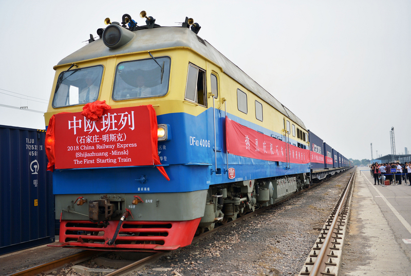 2011年起行駛於中國與歐洲間的「中歐班列」貨運列車，總班次於8月26日突破1萬列。圖為石家莊出發前往白俄羅斯首都明斯克的中歐班列。   圖：中新社提供
