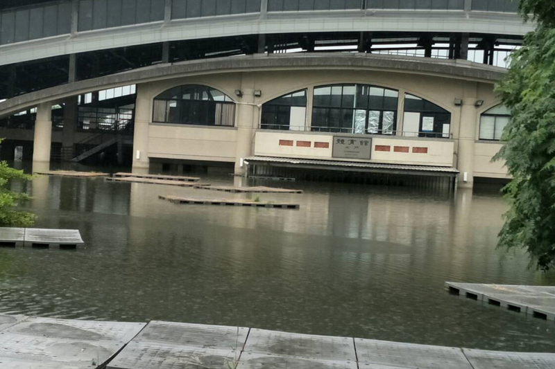 台南真理大學麻豆校區在前一波豪雨後出現積淹水，情況最嚴重的體育館內外都變成一座水池。   圖：中央社