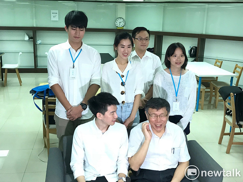 台北市長柯文哲與海選進來的多位幕僚合影。 圖 : 周煊惠 / 攝