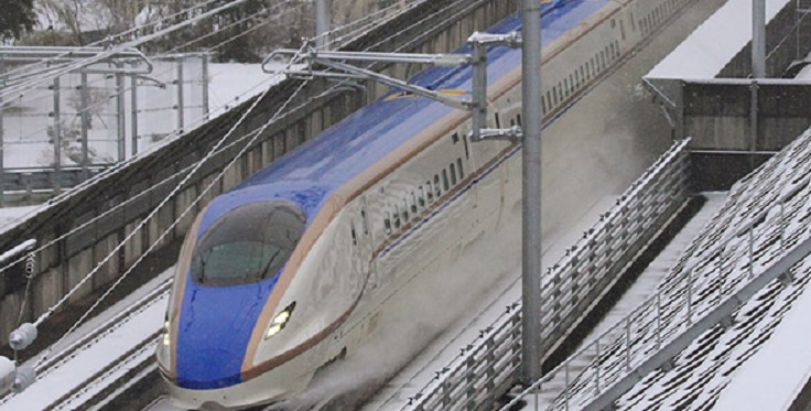 西日本旅客鐵道要求員工坐在隧道內的鐵軌旁邊感受子彈列車呼嘯而過的速度，遭到員工投訴。   圖：翻攝JR官網