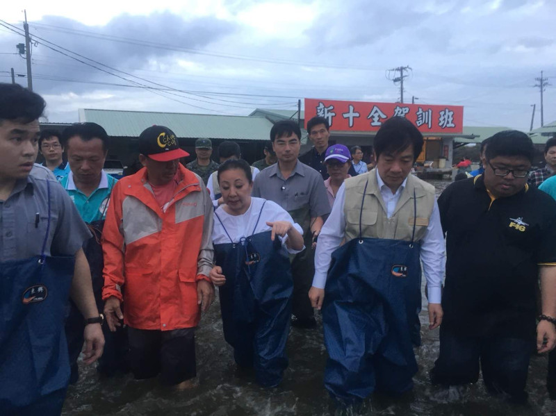 行政院長賴清德到淹水嚴重的新十全駕訓班勘災。   圖：嘉義縣政府/提供