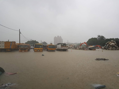 高雄市受到西南氣流的影響，28日清晨劇烈降雨，部分地區積水嚴重。圖為三民區本和里秋元街積水約30公分 。   圖：中央社（民眾提供）