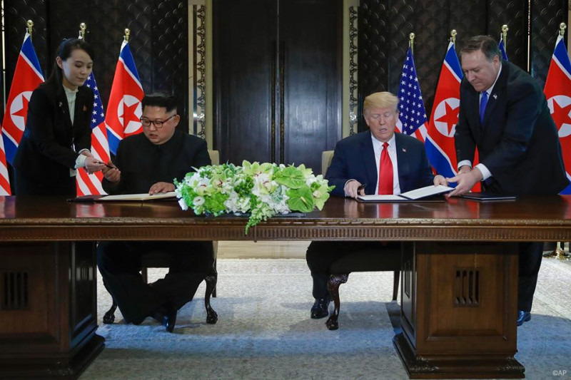 美國總統川普（右二）與朝鮮領導人金正恩（左二）會面後2個多月，川普首度承認無核化進度不如預期。   圖：翻攝美國國務院臉書