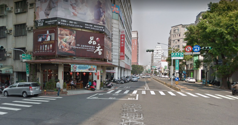 目前台南市東區林森路到府連東路之間的長榮路一段路面因豪雨連日沖刷而出現3處塌陷坑洞，警方已封鎖該路段，保證民眾用路安全。   圖：截自Google地圖