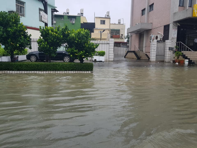 西南氣流帶來豪雨，高屏地區淹水頻傳，網友在臉書貼出淹水照片。
   圖：翻攝文瑞田臉書
