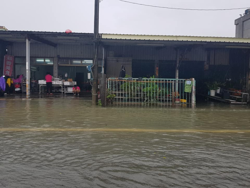 屏東台24、27都有淹水災情傳出，縣府提醒民眾出門小心。   圖：翻攝文瑞田臉書