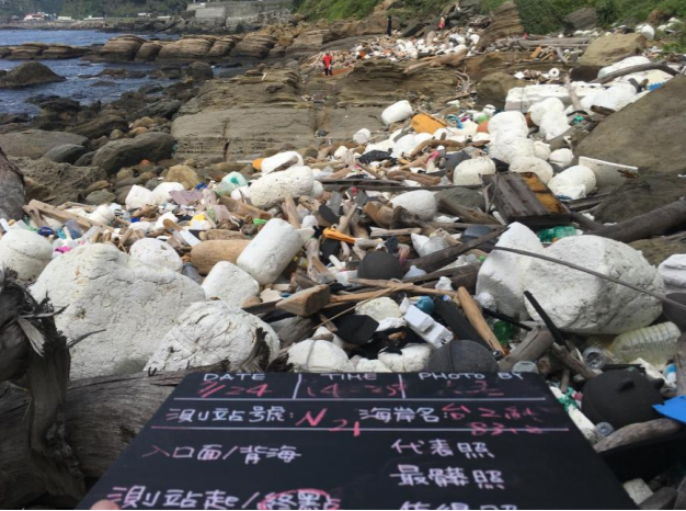 綠色和平於今年7月啓動首次全台本島海岸快篩調查，發現共積了近16萬袋海洋垃圾 。   圖：綠色和平提供