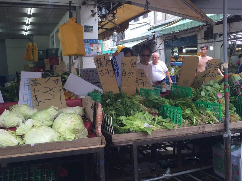 農委會官網顯示，台北果菜批發市場28日整體蔬菜交易均價每公斤34.6元。農糧署說，休市2天後，今天交易量增加，所以比25日回跌13.7%。菜市場高麗菜1台斤新台幣39元、葉菜1把30元。   圖：中央社