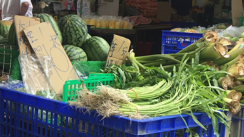 農委會官網顯示，台北果菜批發市場28日整體蔬菜交易均價每公斤34.6元。農糧署說，休市2天後，今天交易量增加，所以比25日回跌13.7%。菜市場葉菜一把新台幣30元居多，但仍有10元特價。   圖：中央社