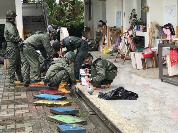 南台灣多數中小學傳出淹水災情，正全力打掃修繕中。   圖：台南市教育局/提供