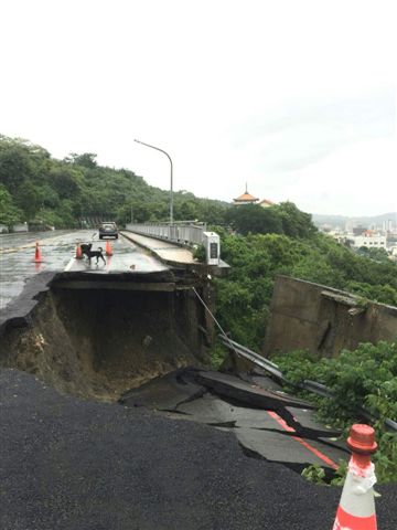 萬壽山橋路面滑動造成約長20公尺、寛7公尺崩塌面積。    圖：高雄市政府/提供