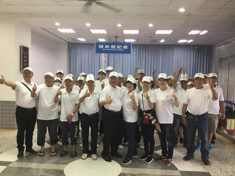 年底五合一選舉，澎湖縣選舉委員會27日起受理參選登記，打著「用能力超越藍綠」的無黨籍澎湖縣長參選人陳大松（前中），28日在支持群眾陪同下完成登記。   圖：中央社