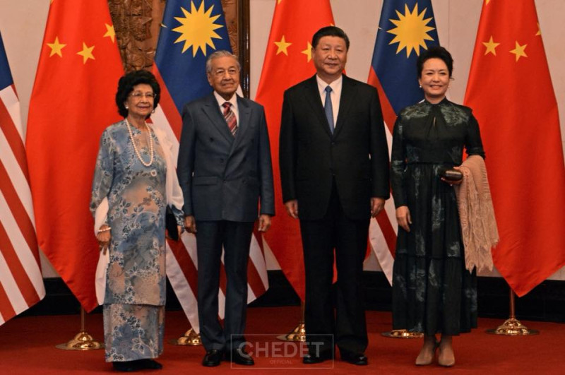 馬來西亞總理馬哈迪（左二）偕夫人上週訪問中國，會晤中國領導人習近平（右二）交換意見，返國後就對「一帶一路」提出批評。      圖：翻攝馬哈迪臉書