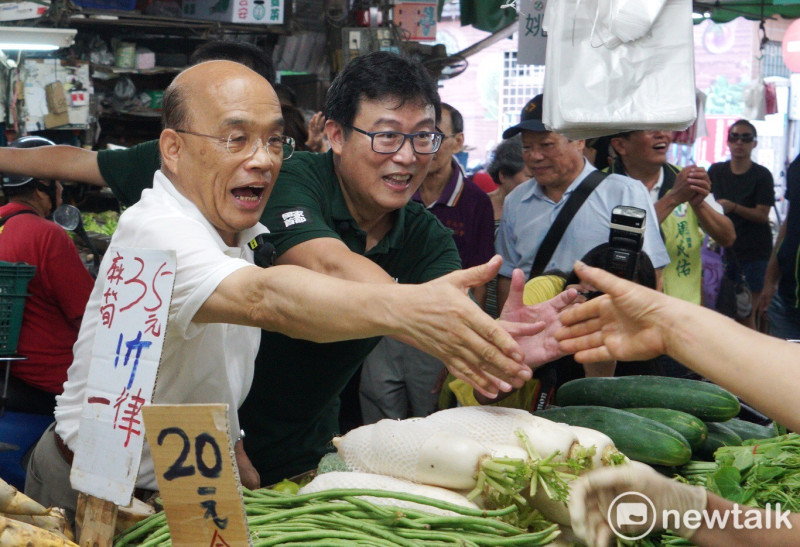 在漁市掃街時，台北漁產運銷公司總經理陳志芳全程陪同；但到了果菜市場掃街時，台北農產運銷公司總經理吳音寧則沒有露面。   圖：張良一/攝