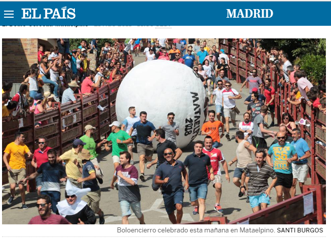 西班牙小鎮馬塔爾皮諾26日以巨型保麗龍球代替牛隻舉辦奔牛節活動，男女老少都玩得相當盡興。   圖：翻攝西班牙《國家報》/ SANTI BURGOS