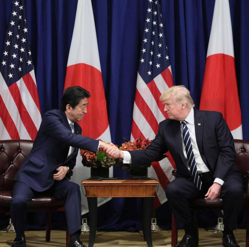 美國總統川普（右）上台後，頻頻與日本首相安倍晉三會面，川普25日將以國賓身分訪日，也成為第一位會晤新日皇德仁的外國元首。   圖：翻攝自日本首相官邸
