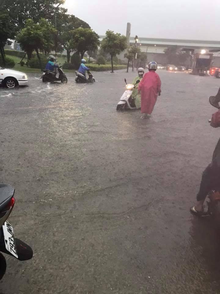 高雄市前鎮加工區今(29)日仍持續淹水。   圖：爆料公社