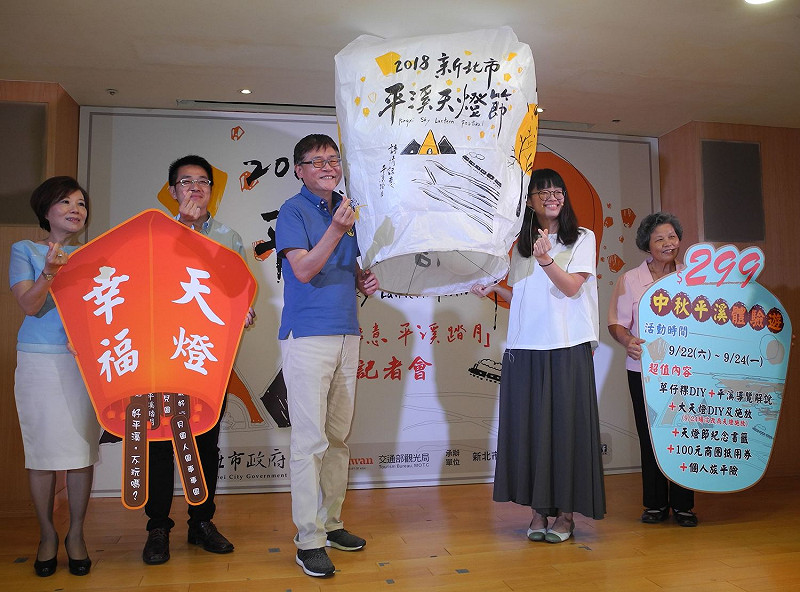 今年天燈節中秋場將首度與書法家黃玟寧（右二）合作，推出12呎水墨主燈，並結合公益團體施放天燈。                             
                                               圖：王峻昌/攝        