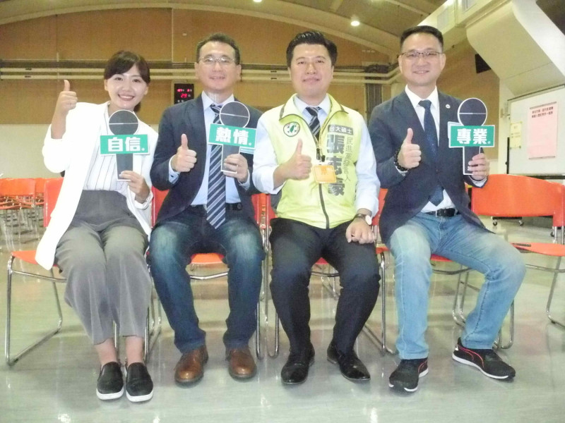 張志豪 (右二)由鄭運鵬 (左一)、吳沛憶 (左二)及阮昭雄陪同，以「黨發言人連線」之姿，赴新北市選委會登記參選市議員。                               圖：王峻昌/攝           