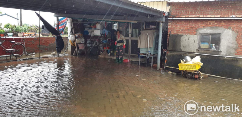 嘉義縣布袋鎮考試里部份居民家門前仍在淹水。   圖：蔡坤龍/攝