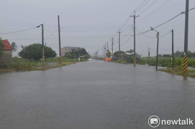截至29日為止，嘉義縣布袋鎮部份道路仍泡在水中。   圖：蔡坤龍/攝