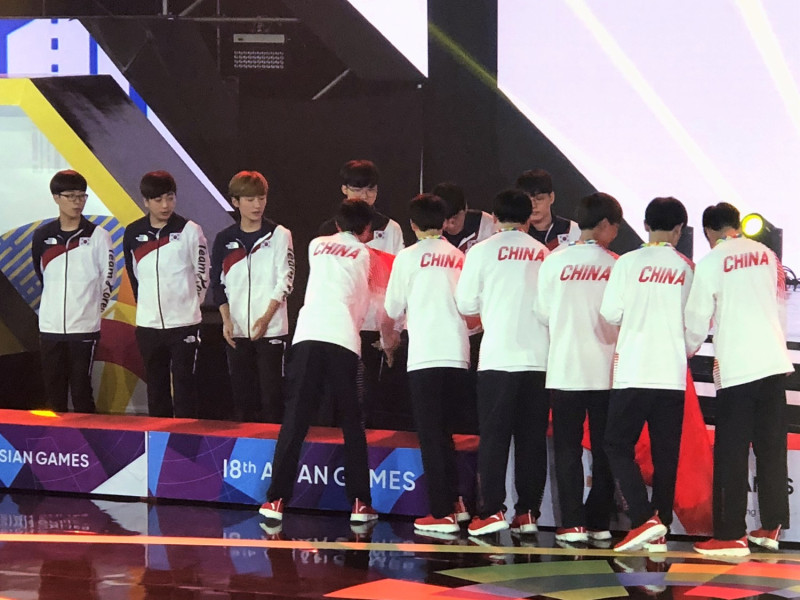 中國隊與南韓隊握手致意。
