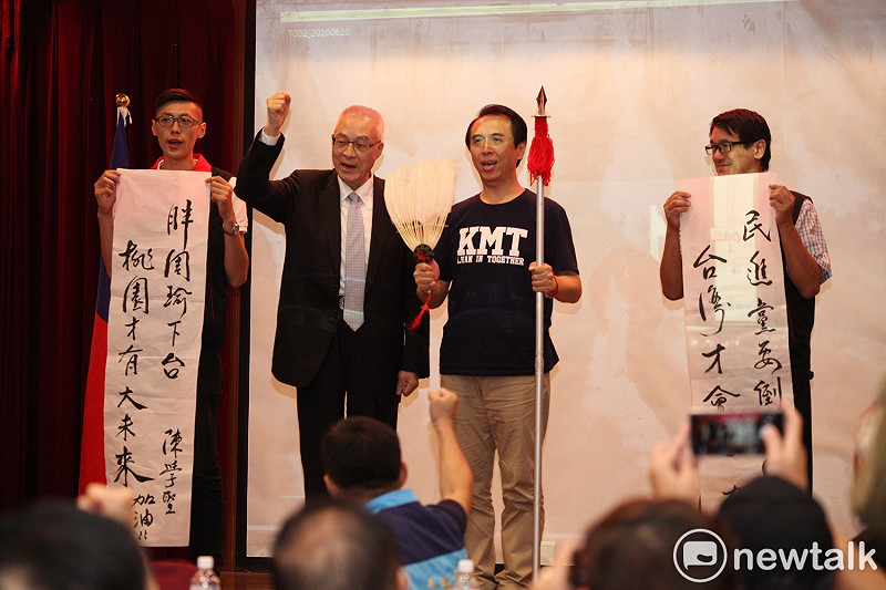 吳敦義特別準備趙子龍長槍及諸葛孔明白羽扇兩項法寶，象徵文武兼併，期許市長參選人陳學聖有勇也要有謀，力抗「胖周瑜」鄭文燦。   圖：林昀真／攝