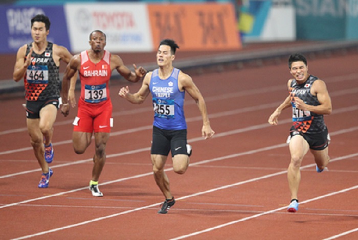 楊俊瀚（右2）跑出20秒23，以些微差距不敵日本選手小池祐貴（右）飲恨，摘下銀牌。
   圖：中央社