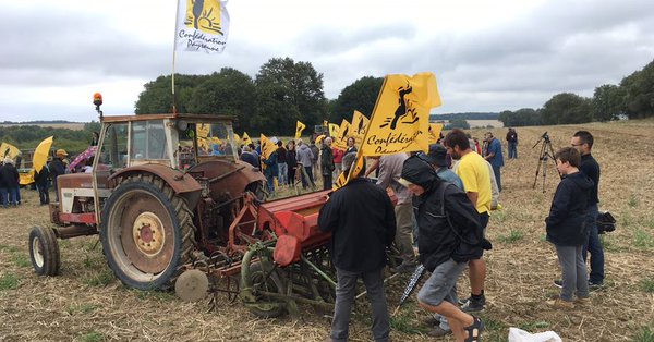 近千名來自法國各省的農民，29日開着拖拉機前往中部安德爾河畔沙蒂永鎮，要求中國集團「把土地還給農民」。   圖：翻攝法國農民聯合工會推特