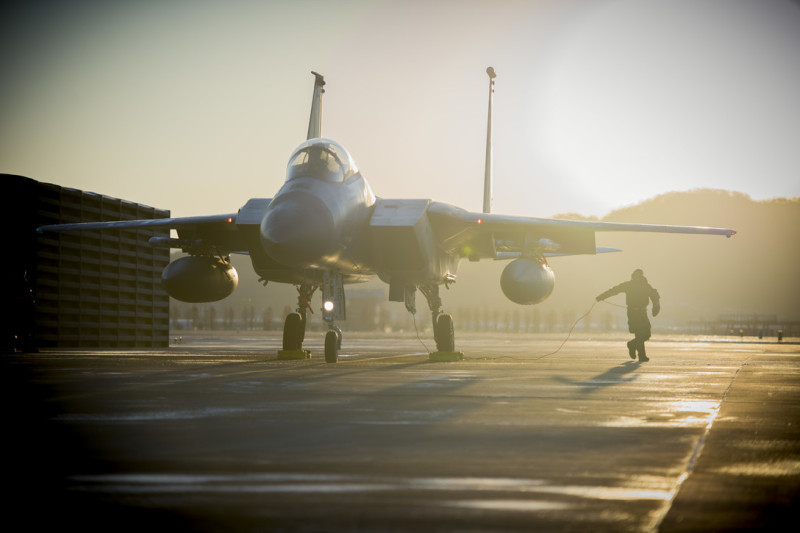 2017年12月5日的「警戒王牌」，在韓國光州空軍基地的維修飛行員正準備F-15C起飛工作。   圖：翻攝美國空軍官網/Airman 1st Class Kristen A. Heller