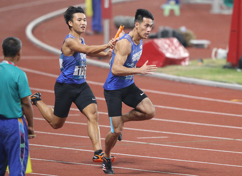 中華男子接力隊29日晚間在2018雅加達亞運田徑400公尺接力賽跑出39秒15、預賽第4名取得晉級資格。   圖：中央社